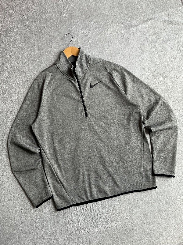 Producto - BUZO 1/4 ZIP NIKE DRI-FIT GRIS (M)