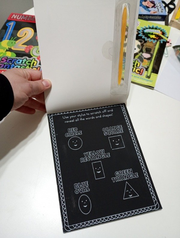 Producto - Libro de actividades con hojas para raspar. 12 hojas con actividades. FORMAS. - 1