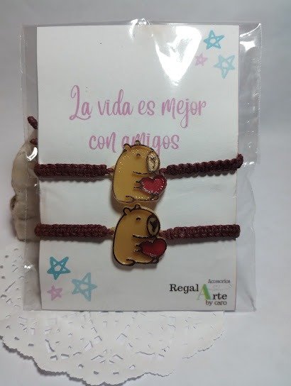 Producto - Dúo Pulseras de Macramé con Dije de Capibara 3D