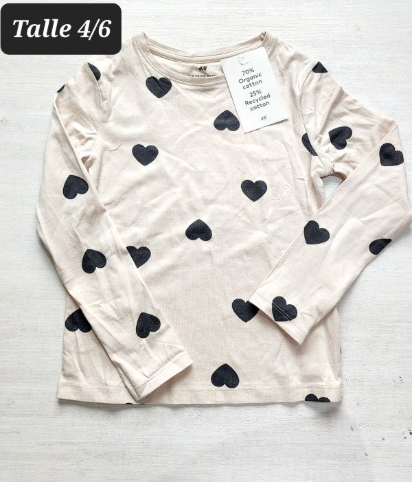 Producto - Remera manga larga HyM talle 4/6 corazones  manteca