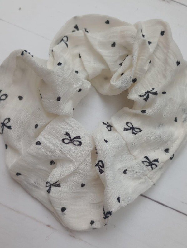 Producto - Scrunchie Blanca con Moñitos