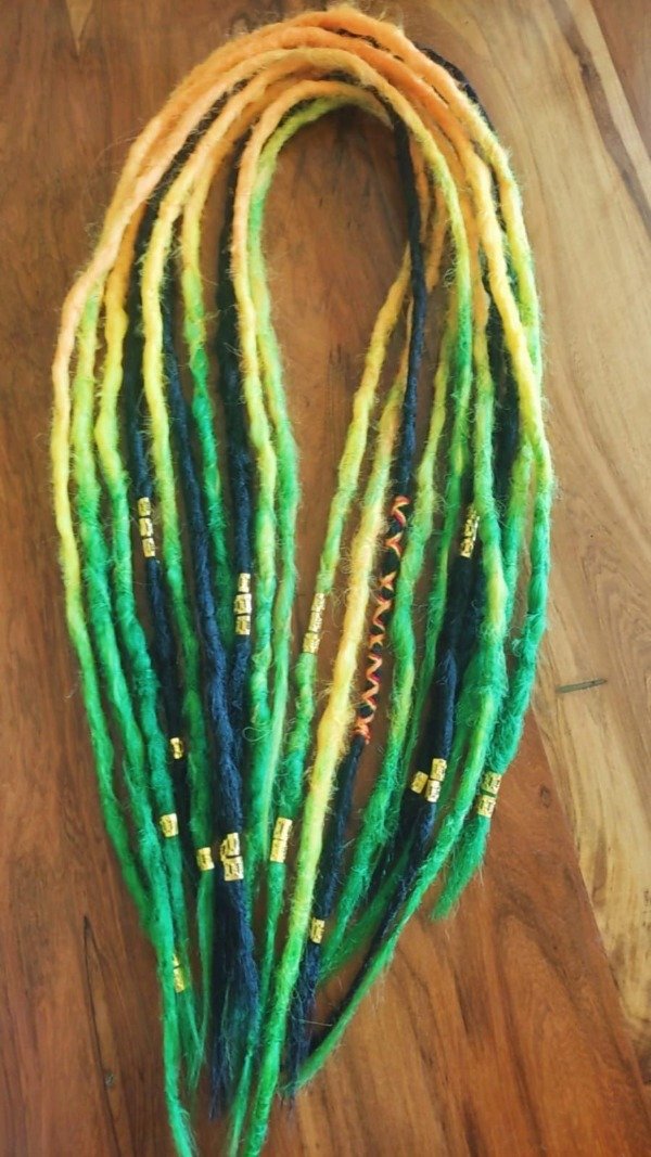 Producto - Set de 20  rastas  de 50cm en negro anaranjado amarillo y verde