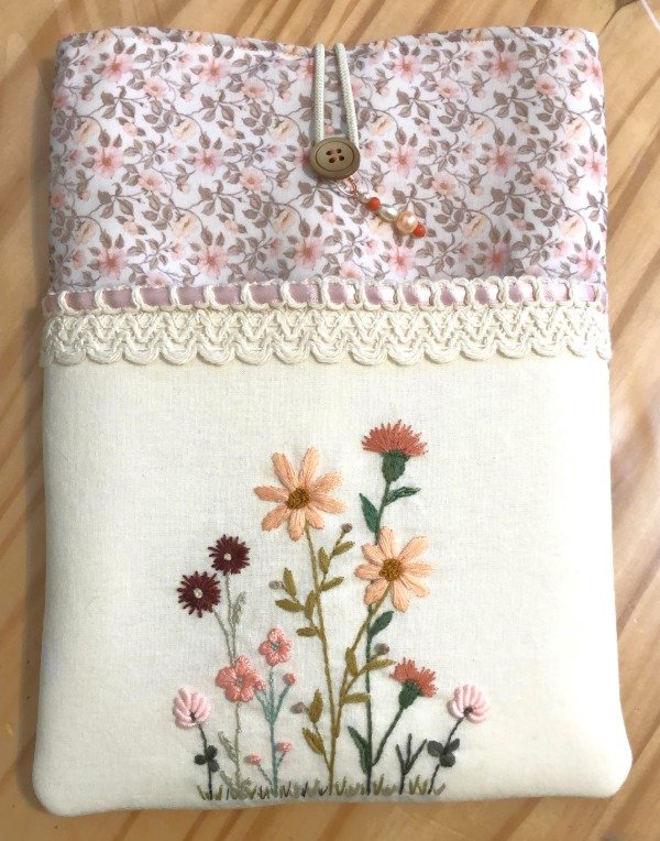 Producto - Funda para Libro/Agenda/Diario/Tablet bordada a mano "PEQUEÑO JARDÍN" - 21x29