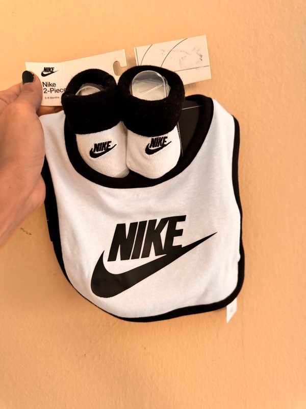 Producto - Set babero y escarpines NIKE 0 a 6 meses NUEVO C/etiqueta gig46