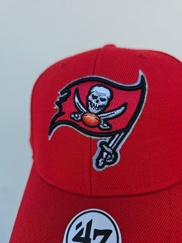 Tampa Bay Buccaneers red '47 brand mvp adjustable velcro — imagen 2