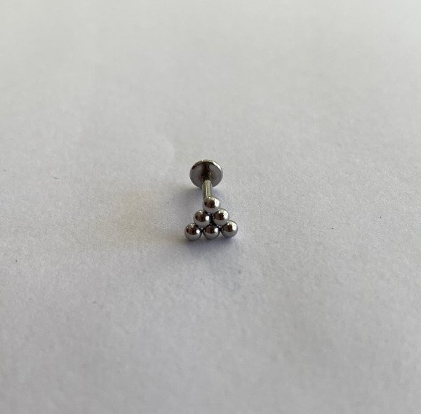 Producto - Labret rosca interna triangulo filigranas