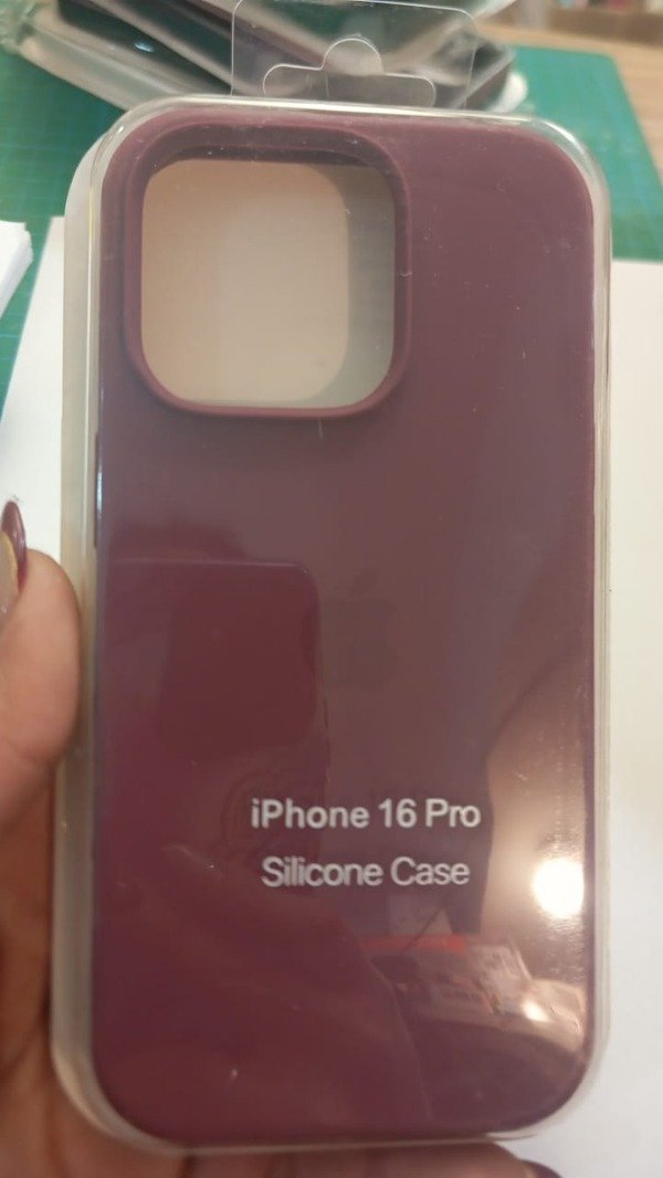 Producto - Funda Silicone Case Bordo Logo para iPhone 16 Pro