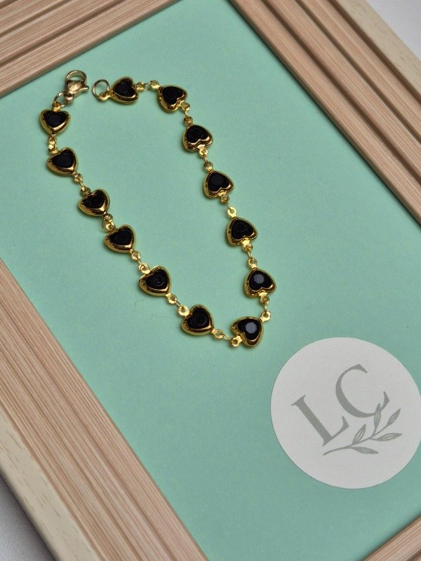 Producto - Pulsera Dorada Corazones Negros