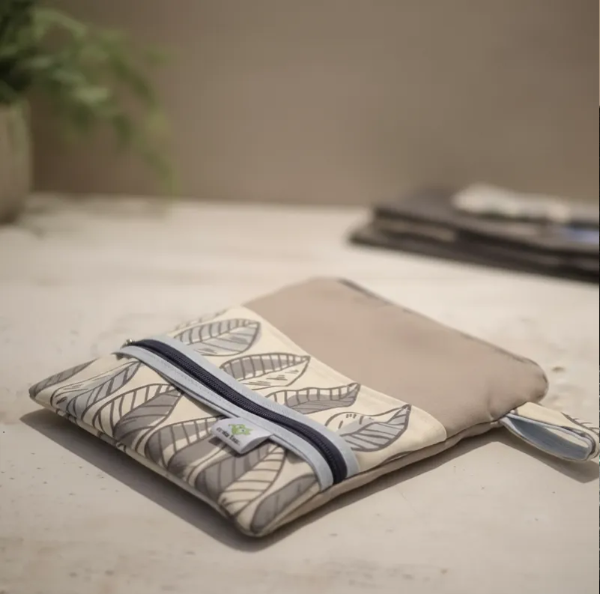 Producto - Funda para libros impermeable con cartuchera y bolsillo exterior - 3