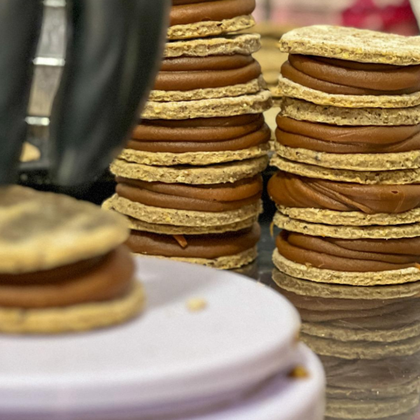 Producto - Alfajor -AJONJOLI- de harina de almendra sin azúcar (varios sabores)