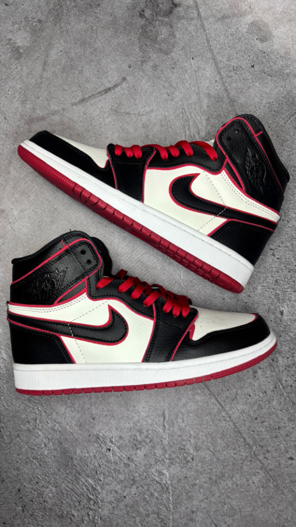 Producto - JORDAN RETRO 1 BLOODLINE