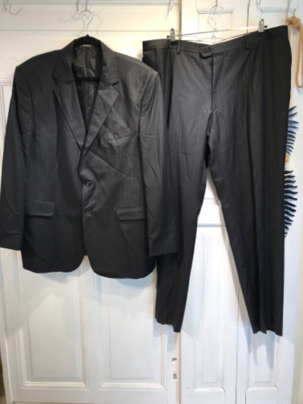 Producto - Traje MARCHESSI negro lineas grises Talle 60- PRECIO: 86x