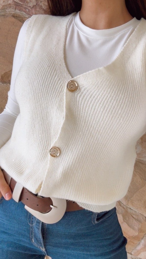 Producto - CHALECO TEJIDO CON BOTONES DORADOS