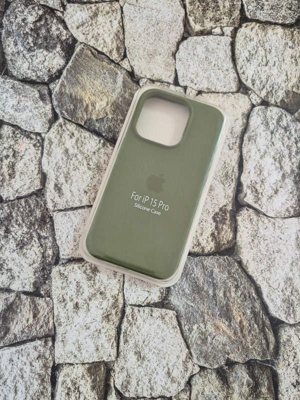 Producto - Funda silicone con logo Iphone 15 Pro verde oscuro