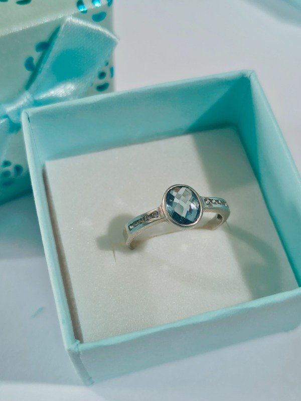 Producto - Anillo oval con piedras engarzadas