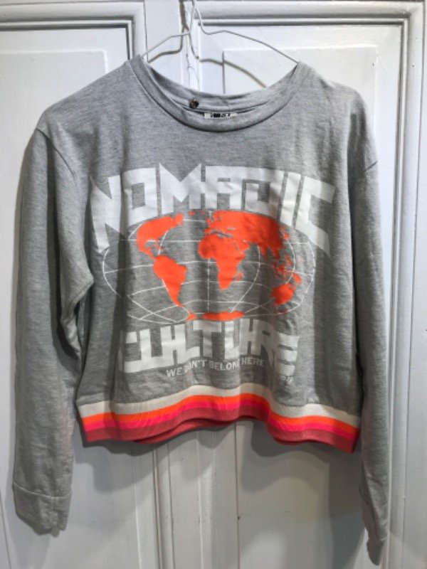 Producto - Buzo 47 STREET gris logo blanco y fluo- Talle S- PRECIO: 32x