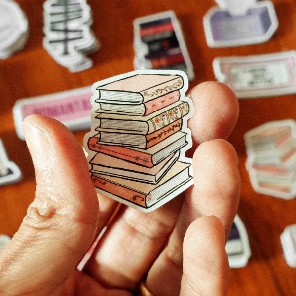 Producto - STICKER PILA DE LIBROS ROSA