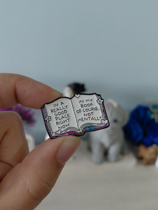 Producto - Pin metalizado - In a really good place right know in my book.. #2009