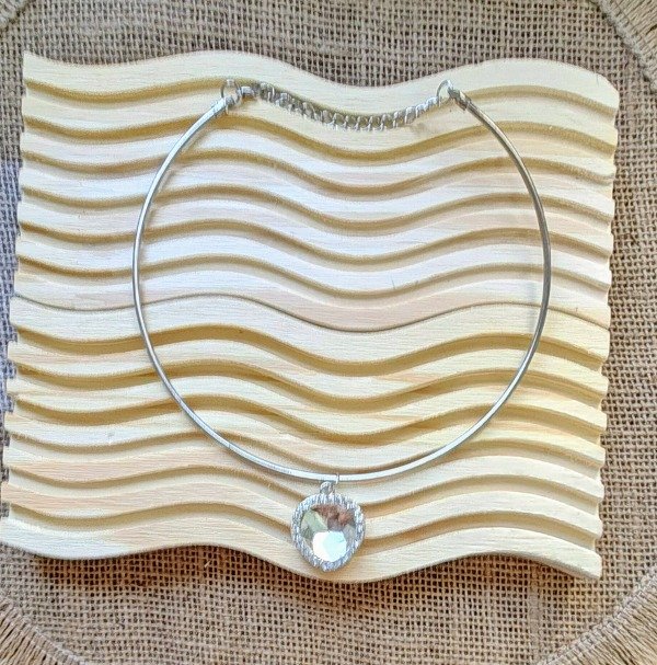 Producto - Chocker Rígido con dije Corazón Strass