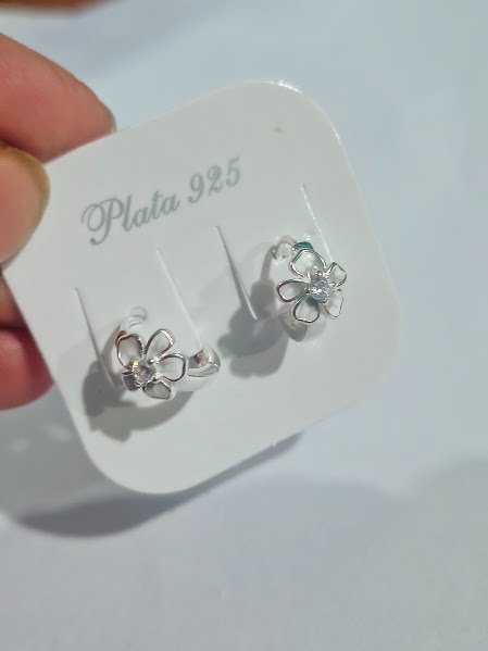 Producto - Aros flor esmaltada argollita con detalle en piedra de 10 mm