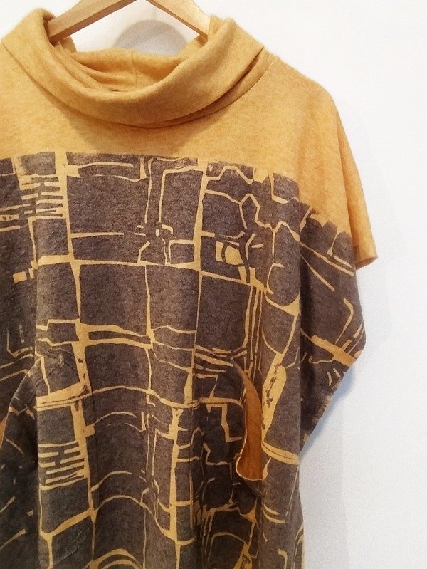 Producto - Poncho Mariel -amarillo pastel estampa Campo en negro-