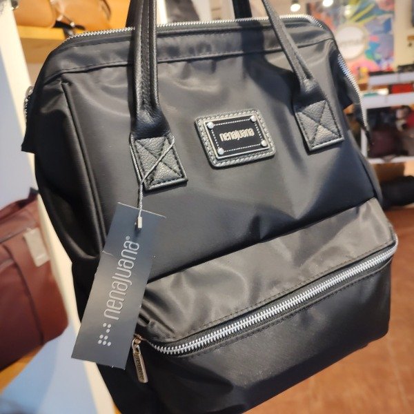 Producto - MOCHILA URBANA NENA JUANA. Practica, cómoda y lista para todo