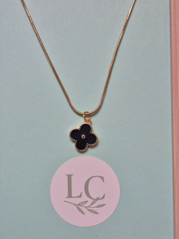 Producto - Collar dorado flor negra