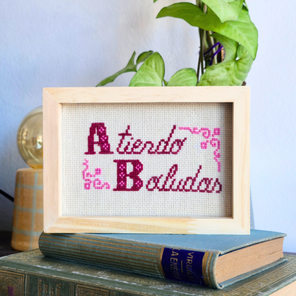 Producto - Atiendo Boludos - Cuadro bordado en punto cruz - 0