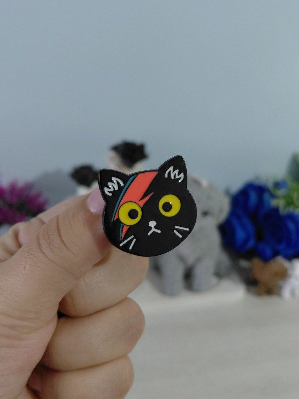 Producto - Pin metalizado - Michi Bowie #1976