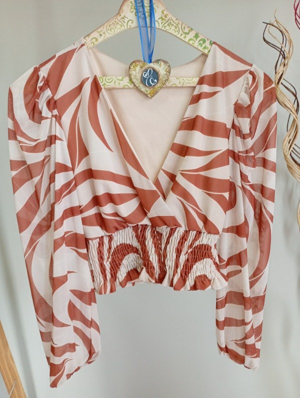 Top corto con cuello en V