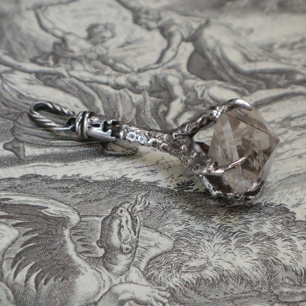 Producto - Lucky Crow - Patita de Cuervo