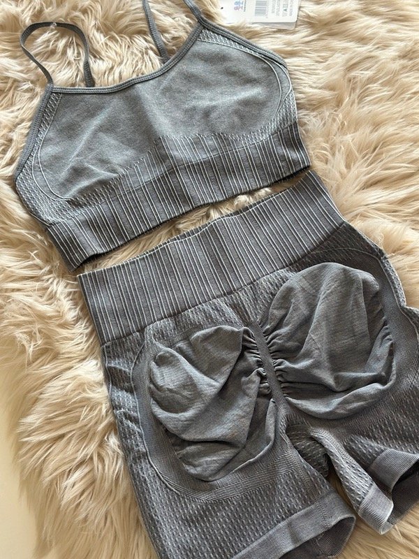 Producto - CONJUNTO SEAMLESS CON FRUNCE TIRAS FINAS GRIS