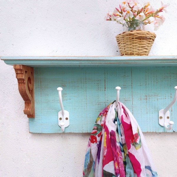 Producto - Perchero Colonial color verde agua - con estante y ganchos dobles metálicos