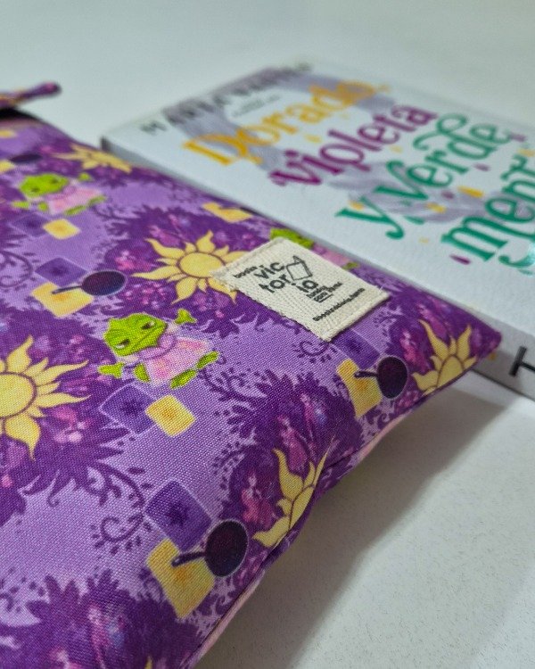 Producto - Funda para libros mediana Enredados Pascal IMPERMEABLE - 4
