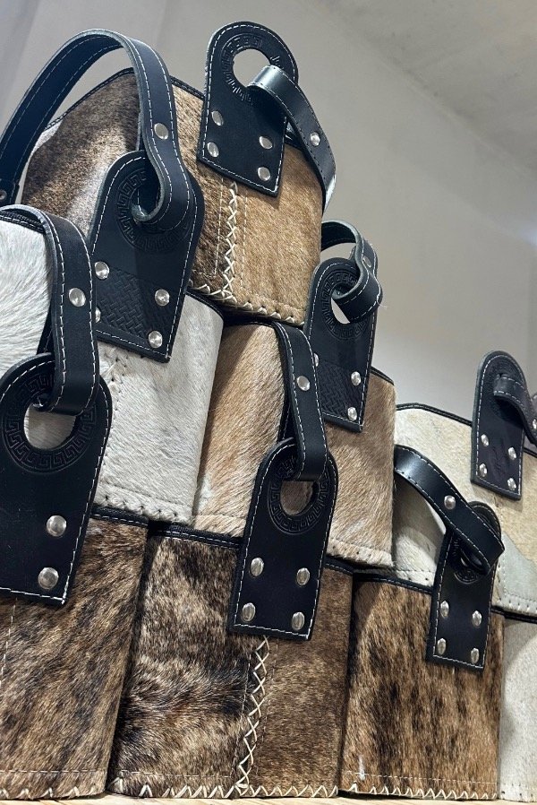 Producto - CANASTA DE CUERO CON PELO PREMIUM