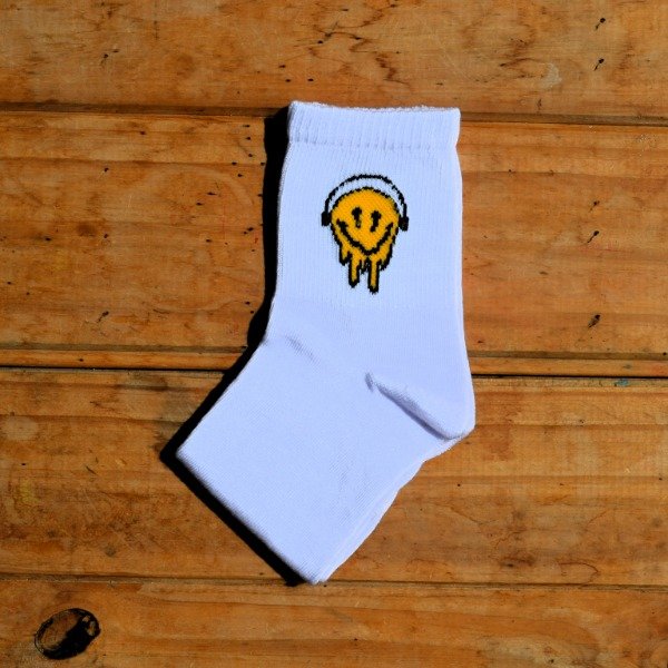 Producto - Tenis Blancas carita derretida escuchando música