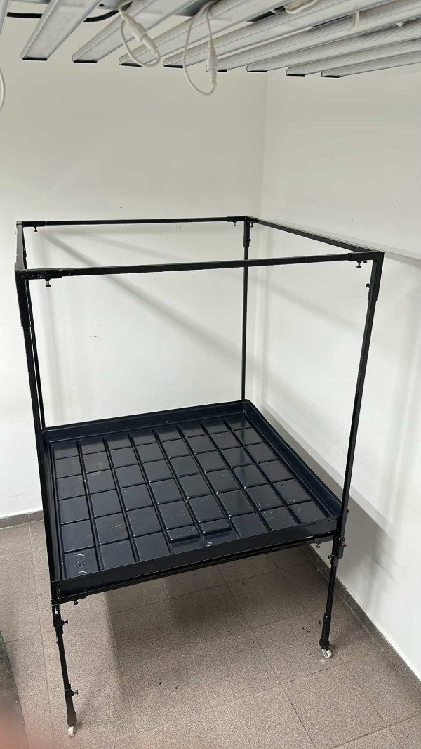 Producto - Estructura de metal encastrable para bandeja de drenaje/red/luces
