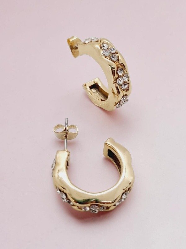 Producto - Aros acero dorado pasante semi argollita ancha detalle strass romb