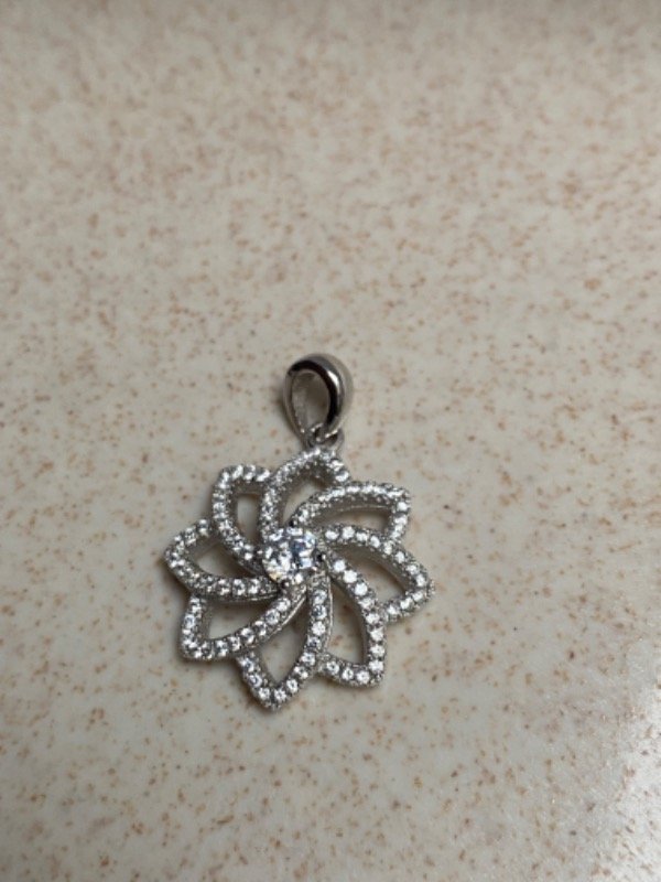 Producto - Dije de Flor con brillos