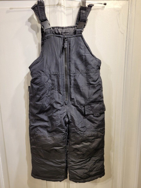 Producto - Enterito de ski LONDON FOG negro c/trampa de nieve Talle 2 años - PRECIO: 65X