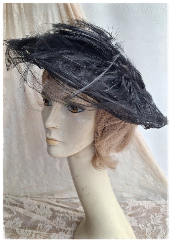 Producto - Capelina negra con plumas