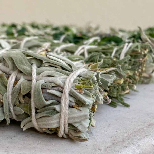 Producto - Atado de salvia, ruda y lavanda para calmar la mente y limpiar energías densas