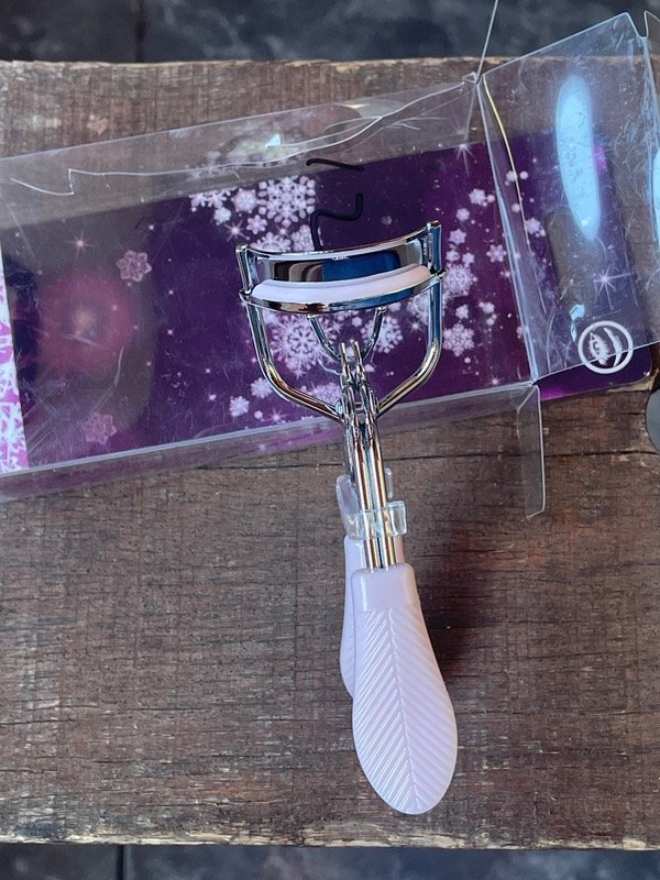 Producto - Arqueador para pestañas rosa con efecto de hoja