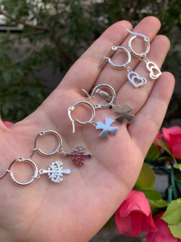 Producto - 2 pares de aros acero blanco con dijes