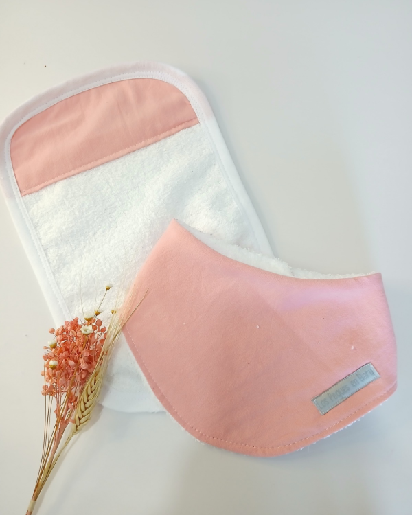 Producto - Set babero y toallita rosa Dior