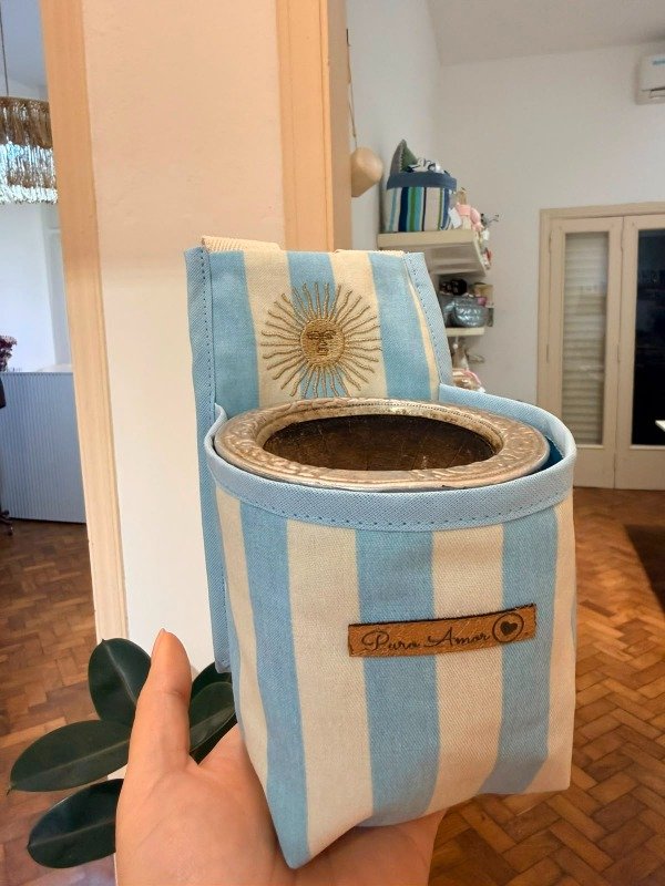 Producto - Porta mate rayas celeste con sol