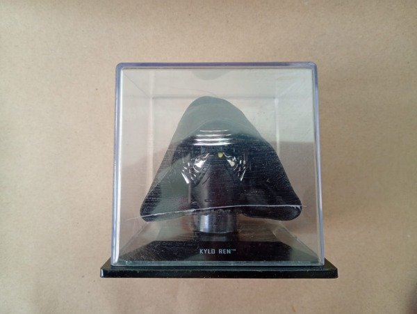 Producto - Casco Kylo Ren Star Wars - Usado (detalle en caja acrílico)