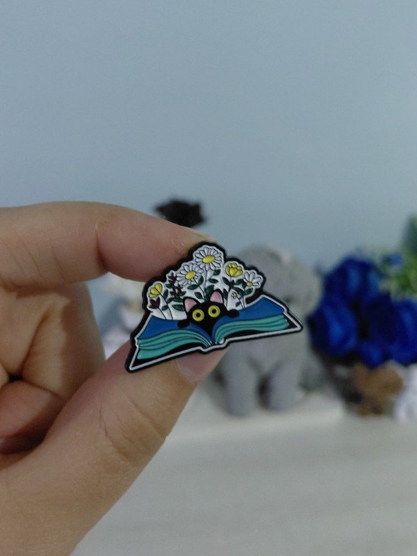 Producto - Pin metalizado - Michi lector #1961