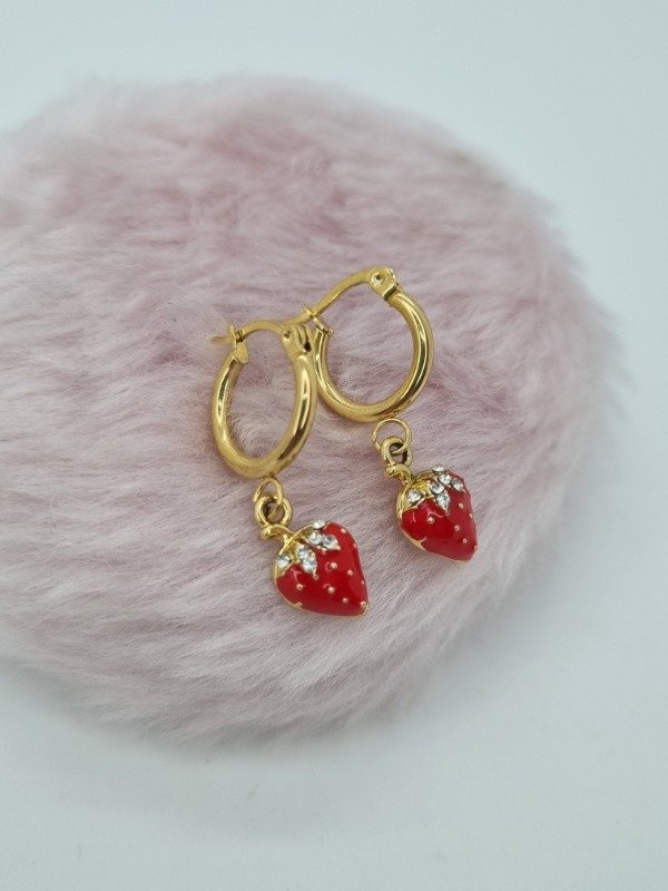 Producto - Aros acero dorado argollita colgante frutilla esmalt strass