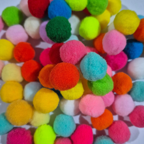 Producto - Pompones de felpa 2cm multicolor x60gr (aprox 200 unidades) - 2